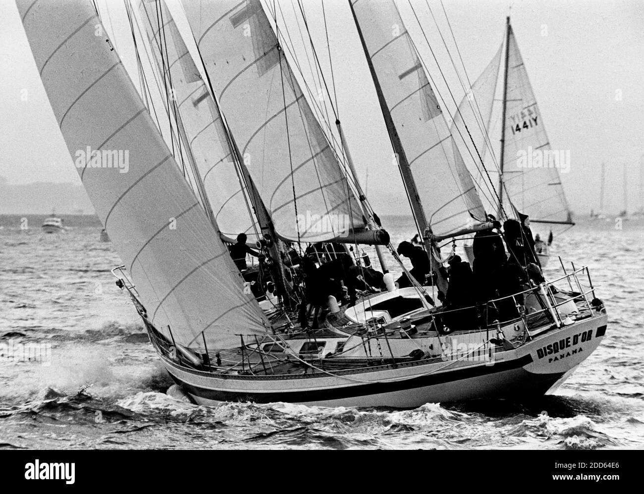 AJAXNETPHOTO. AOÛT 1977. PORTSMOUTH, ANGLETERRE. - DÉPART DE LA COURSE DE WHITBREAD - SPARKMAN & STEPHENS A CONÇU KETCH DISQUE D'OR DE SUISSE, BROCKÉE PAR PIERRE FEHLANN. PHOTO : JONATHAN EASTLAND / AJAX REF:2772708 2 Banque D'Images