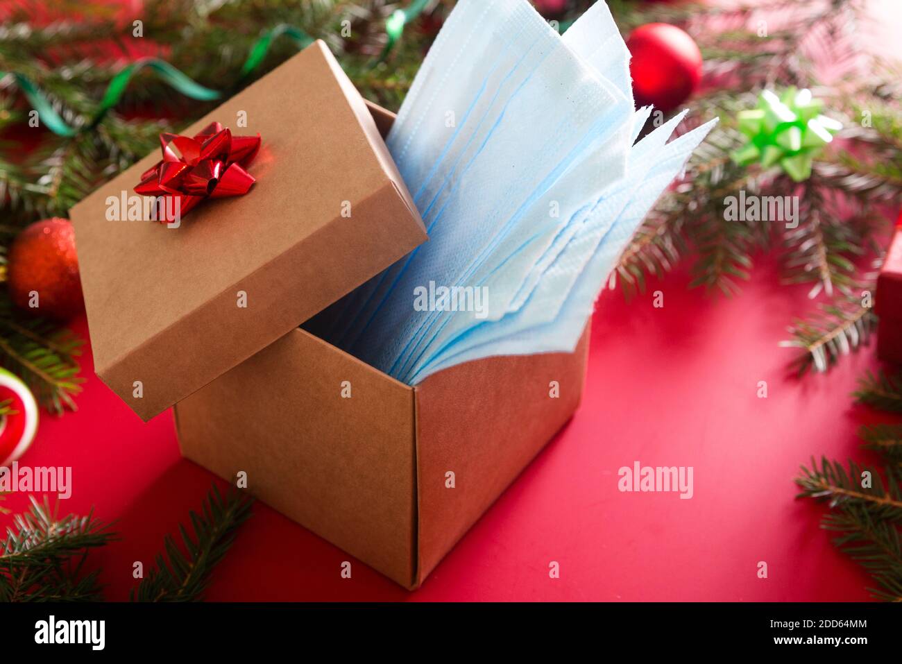 Ensemble de masques de protection médicale dans une boîte cadeau sur l'arrière-plan de la décoration de noël Banque D'Images