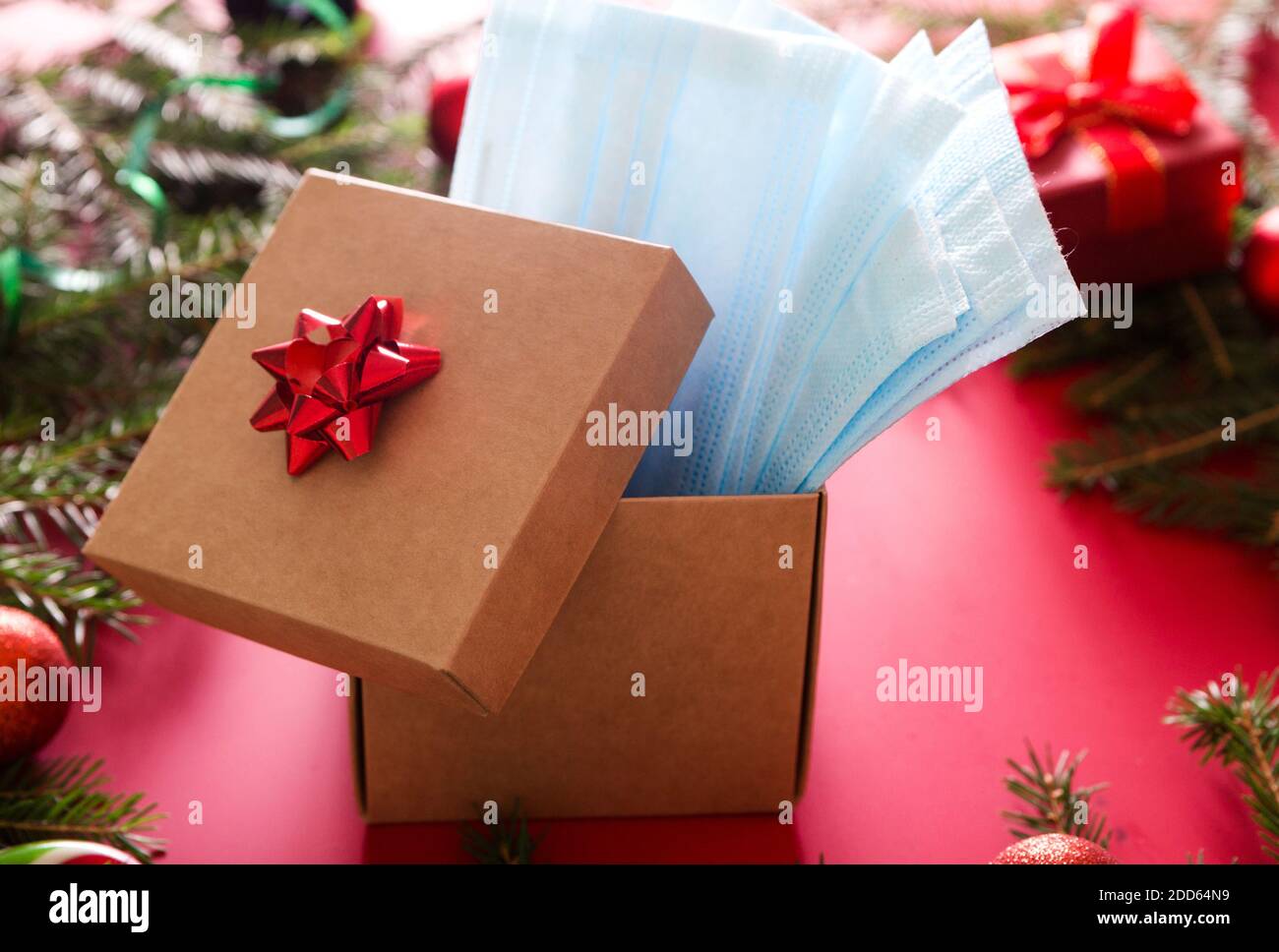 Ensemble de masques de protection médicale dans une boîte cadeau sur l'arrière-plan de la décoration de noël Banque D'Images