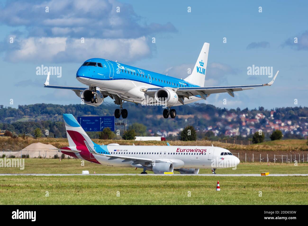 Stuttgart, Allemagne - 4 octobre 2020 : avion KLM cityhopper Embraer 190 à l'aéroport de Stuttgart en Allemagne. Banque D'Images