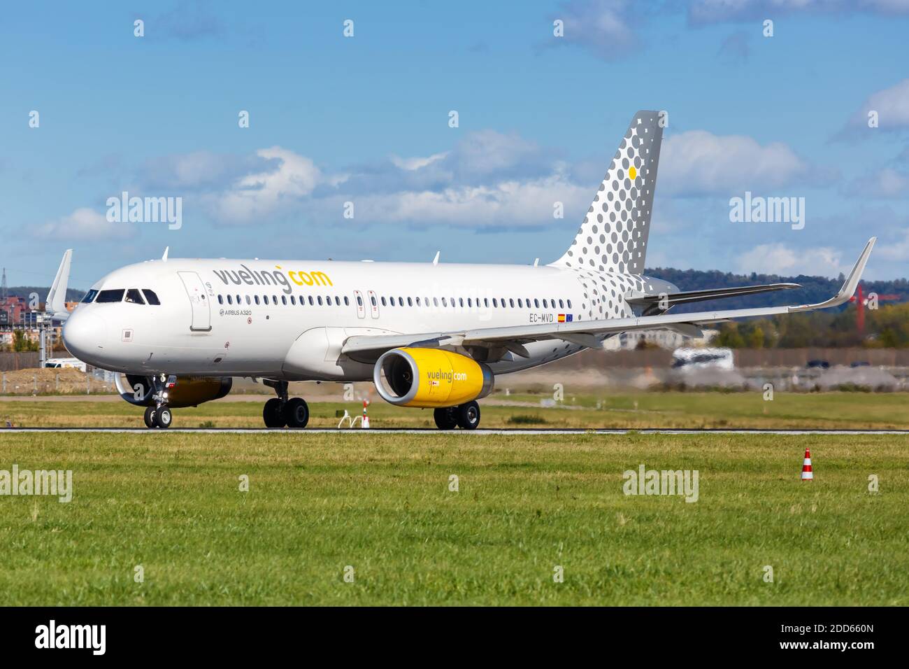 Stuttgart, Allemagne - 4 octobre 2020 : avion Vueling Airbus A320 à l'aéroport de Stuttgart en Allemagne. Airbus est un fabricant européen d'avions basé à i Banque D'Images