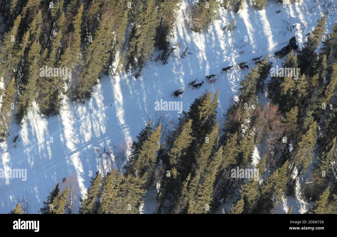 PAS DE FILM, PAS DE VIDÉO, PAS de TV, PAS DE DOCUMENTAIRE - une équipe de musher d'Iditarod sur le chemin du point de contrôle de McGrath, Ak, États-Unis pendant la course de chiens de traîneau d'Iditarod Trail 2011 le jeudi 10 mars 2011. Photo de Bob Hallinen/Anchorage Daily News/MCT/ABACAPRESS.COM Banque D'Images