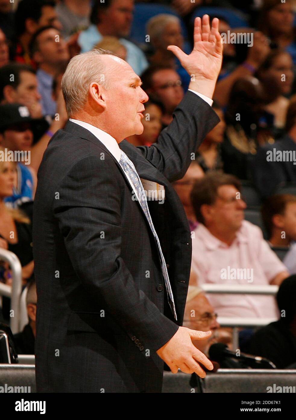 PAS DE FILM, PAS DE VIDÉO, PAS de TV, PAS DE DOCUMENTAIRE - l'entraîneur en chef de Denver Nuggets George Karl entraîne lors d'un match de basketball de la NBA, Denver Nuggets vs Orlando Magic en action au Amway Center à Orlando, FL, le 18 mars 2011. La magie a vaincu les Nuggets, 85-82. Photo de Stephen M. Dowell/Orlando Sentinel/MCT/ABACAPRESS.COM Banque D'Images
