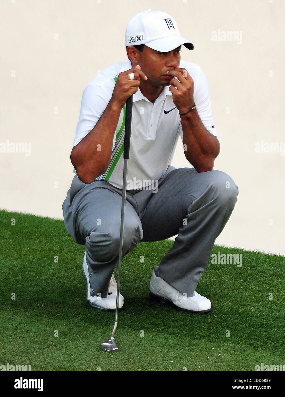 PAS DE FILM, PAS DE VIDÉO, PAS de TV, PAS DE DOCUMENTAIRE - Tiger Woods attend de putt sur le 18ème green pendant la deuxième partie au 75e Masters au Augusta National Golf Club à Augusta, GA, USA le 8 avril 2011. Woods est à 7 ans pour le tournoi, trois coups derrière le leader Rory McIlroy. Photo de Jeff Siner/Charlotte observer/MCT/ABACAPRESS.COM Banque D'Images