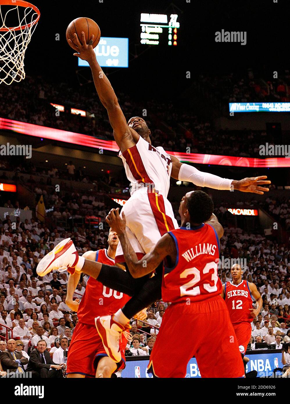 PAS DE FILM, PAS DE VIDÉO, PAS de TV, PAS DE DOCUMENTAIRE - le Dwyane Wade de Miami Heat offre une mise à pied contre les 76ers de Philadelphie dans le jeu 5 de la première série de la NBA Eastern Conference Playoffs à l'American Airlines Arena à Miami, FL, USA le 27 avril 2011. Avec la victoire de 97-91, Miami passe au deuxième tour. Photo de Charles Trainor Jr./Miami Herald/MCT/ABACAPRESS.COM Banque D'Images