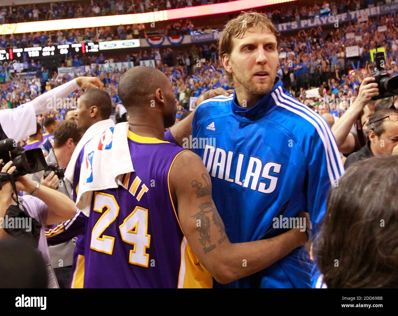 PAS DE FILM, PAS DE VIDÉO, PAS de TV, PAS DE DOCUMENTAIRE - Los Angeles Lakers tir garde Kobe Bryant félicite Dallas Mavericks power forward Dirk Nowitzki après la fin du jeu 4 de la NBA Western Conference Playoffs match de basket-ball, Los Angeles Lakers vs Dallas Mavericks à l'American Airlines Center à Dallas, TX, États-Unis, le 8 mai 2011. Les Mavericks de Dallas ont battu les Lakers de Los Angeles, 122-86. Photo de Ron Jenkins/fort Worth Star-Telegram/MCT/ABACAPRESS.COM Banque D'Images