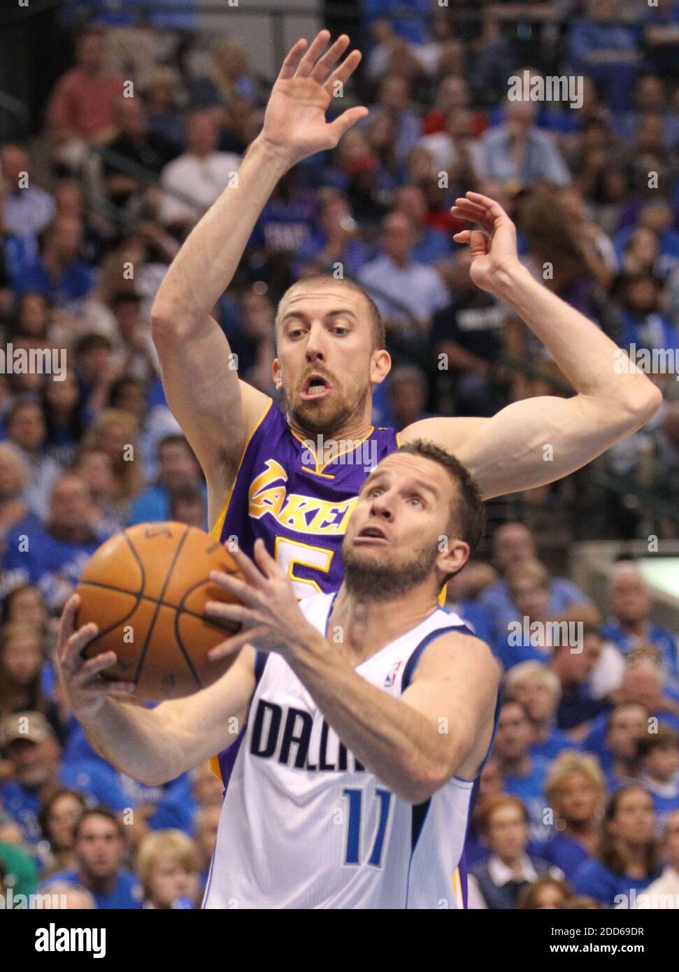 PAS DE FILM, PAS DE VIDÉO, PAS de TV, PAS DE DOCUMENTAIRE - Dallas Mavericks point Guard Jose Juan Barea (11) découpe autour de Los Angeles Lakers point Guard Steve Blake (5) dans la 2ème période pendant le jeu 4 de la NBA Western Conference Playoffs match de basket-ball, Los Angeles Lakers contre Dallas Mavericks au American Airlines Center de Dallas, Texas, Etats-Unis, le 8 mai 2011. Les Mavericks de Dallas ont battu les Lakers de Los Angeles, 122-86. Photo de Paul Moseley/fort Worth Star-Telegram/MCT/ABACAPRESS.COM Banque D'Images