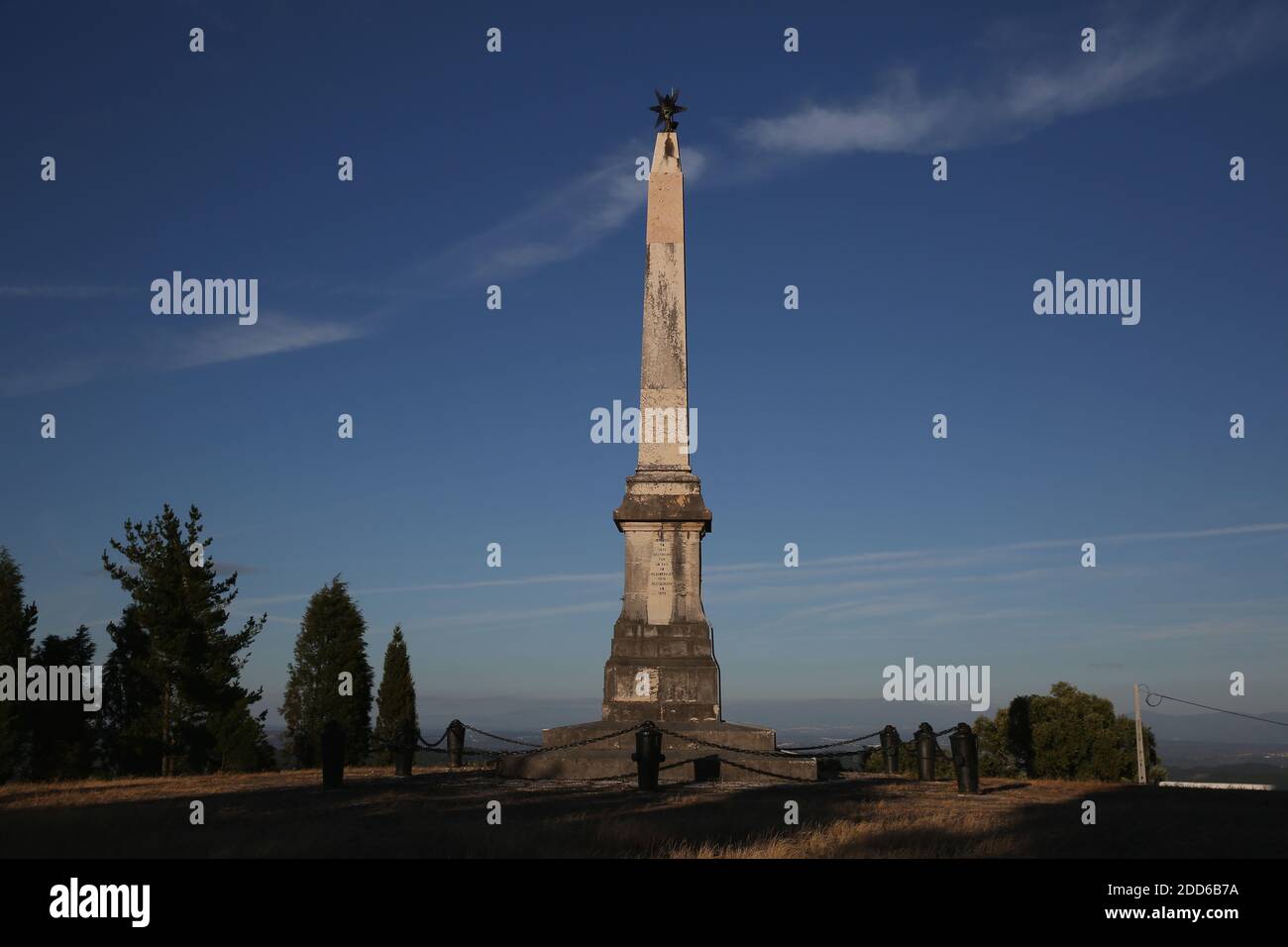 Obélisque mémorial de la bataille de Busaco (Busaco), une bataille de l'ère napoléonienne qui a eu lieu en 1810 près de Luso, au Portugal. Banque D'Images