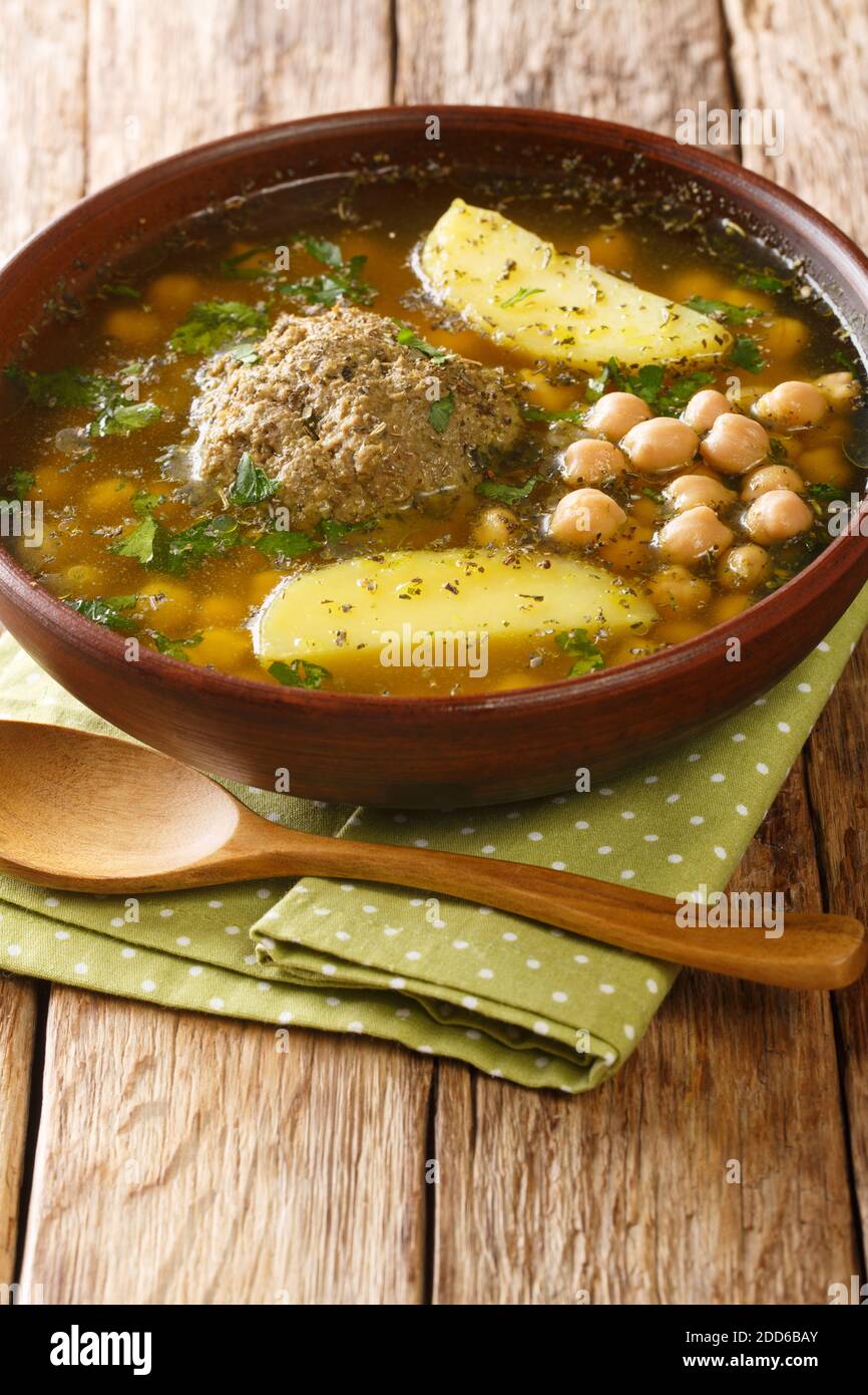 Le Kufta bozbash fait maison est une soupe traditionnelle azerbaïdjanaise au meatball et aux pois chiches dans une assiette sur la table. Verticale Banque D'Images