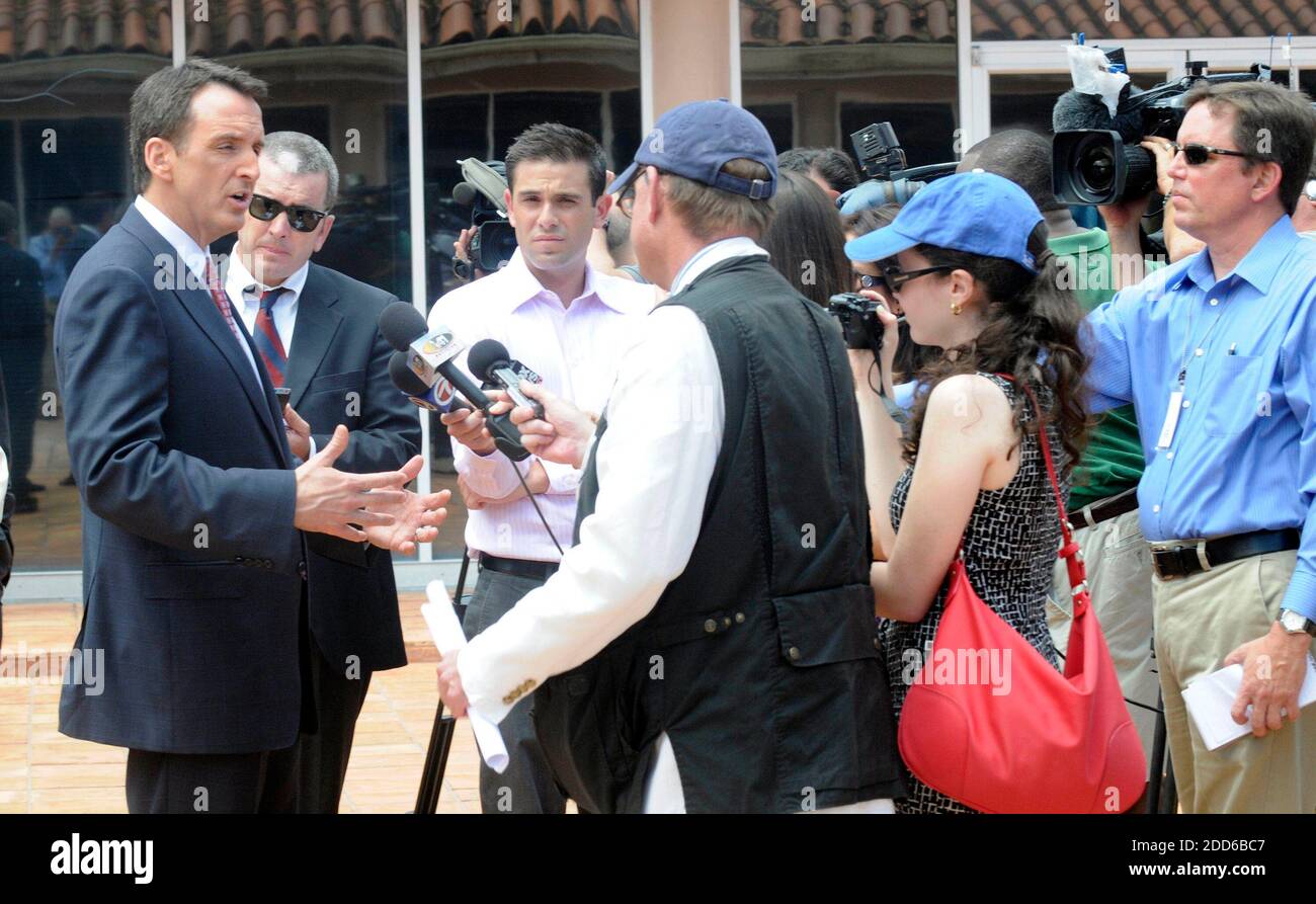 PAS DE FILM, PAS DE VIDÉO, PAS de télévision, PAS DE DOCUMENTAIRE - l'ancien gouverneur du Minnesota Tim Pawlenty parle aux médias après une réunion en ligne à l'hôtel Biltmore de Coral Gables, Floride, le mardi 23 mai 2011. Pawlenty a annoncé sa candidature à la présidence lundi. Photo de Peter Andrew Bosch/Miami Herald/MCT/ABACAPRESS.COM Banque D'Images