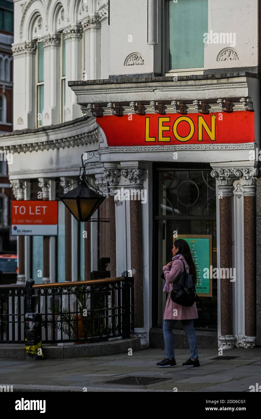 Londres, Royaume-Uni. 24 novembre 2020. Une propriété de restaurant leon à laisser comme il lutte avec le verrouillage de thé dans la ville à côté de greggs, l'un des succès relatifs de verrouillage. Les gens sont toujours dans le centre de londres, malgré le nouveau verrouillage qui est maintenant en vigueur. Les lumières de Noël sont allumées mais les magasins sont fermés. Beaucoup de gens portent des masques, même à l'extérieur. Crédit : Guy Bell/Alay Live News Banque D'Images