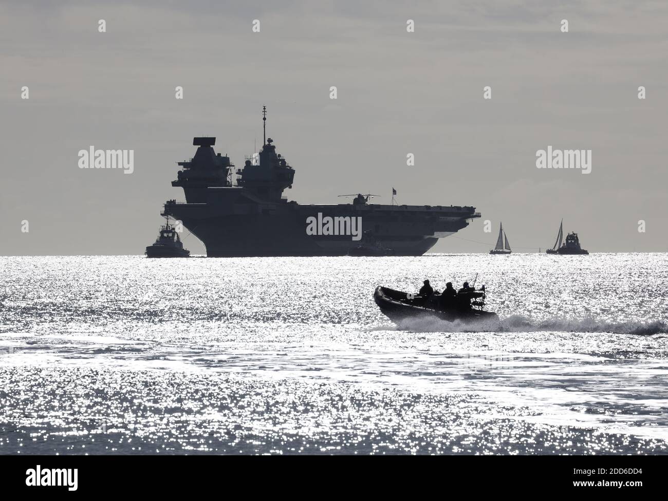 Un bateau de police du ministère de la Défense attend pour escorter la reine ELIZABETH dans le port. Le porte-avions revient d'exercices en mer du Nord Banque D'Images