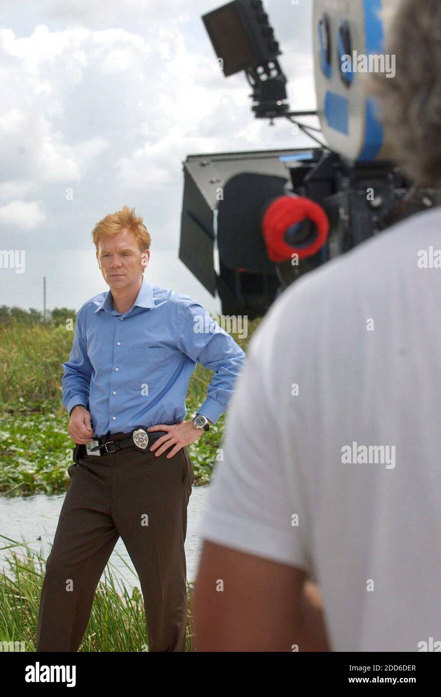 PAS DE FILM, PAS DE VIDÉO, PAS de TV, PAS DE DOCUMENTAIRE - l'acteur David Caruso est en place avant le tournage d'une scène pour la nouvelle émission télévisée de CBS, CSI: Miami, qui a filmé le premier épisode dans les Everglades. Photo de Taimy Alvarez/South Florida Sun-Sentinel/MCT/ABACAPRESS.COM Banque D'Images PAS DE FILM, PAS DE VIDÉO, PAS de TV, PAS DE DOCUMENTAIRE - l'acteur David Caruso est en place avant le tournage d'une scène pour la nouvelle émission télévisée de CBS, CSI: Miami, qui a filmé le premier épisode dans les Everglades. Photo de Taimy Alvarez/South Florida Sun-Sentinel/MCT/ABACAPRESS.COM Banque D'Images