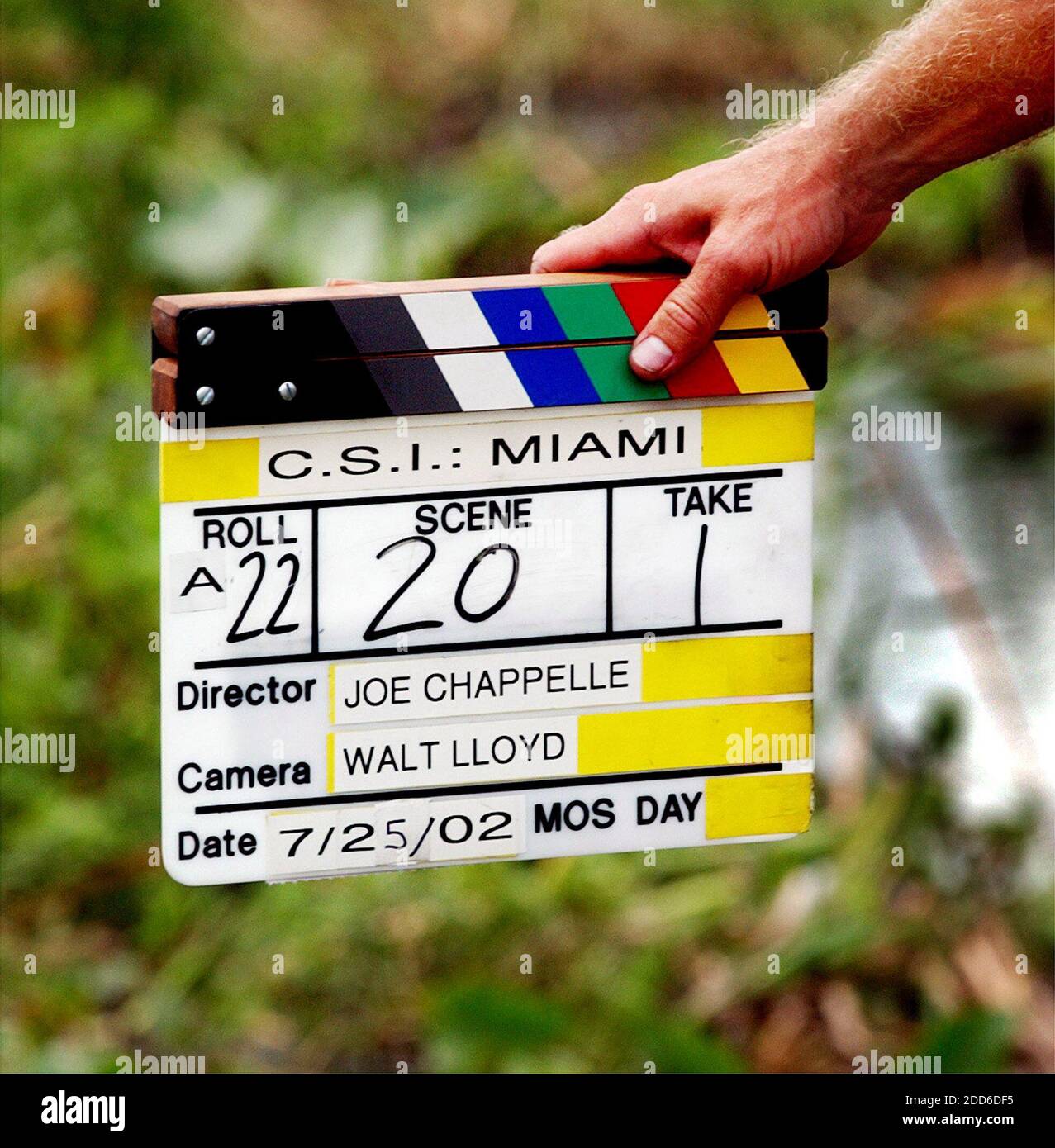 PAS DE FILM, PAS DE VIDÉO, PAS de TV, PAS DE DOCUMENTAIRE - opérateur de caméra / 2e AC Sean Gilbert tient une ardoise avant de tourner une scène pour la nouvelle émission de télévision de CBS, CSI: Miami, qui a filmé le premier épisode dans les Everglades. Photo de Taimy Alvarez/South Florida Sun-Sentinel/MCT/ABACAPRESS.COM Banque D'Images PAS DE FILM, PAS DE VIDÉO, PAS de TV, PAS DE DOCUMENTAIRE - opérateur de caméra / 2e AC Sean Gilbert tient une ardoise avant de tourner une scène pour la nouvelle émission de télévision de CBS, CSI: Miami, qui a filmé le premier épisode dans les Everglades. Photo de Taimy Alvarez/South Florida Sun-Sentinel/MCT/ABACAPRESS.COM Banque D'Images