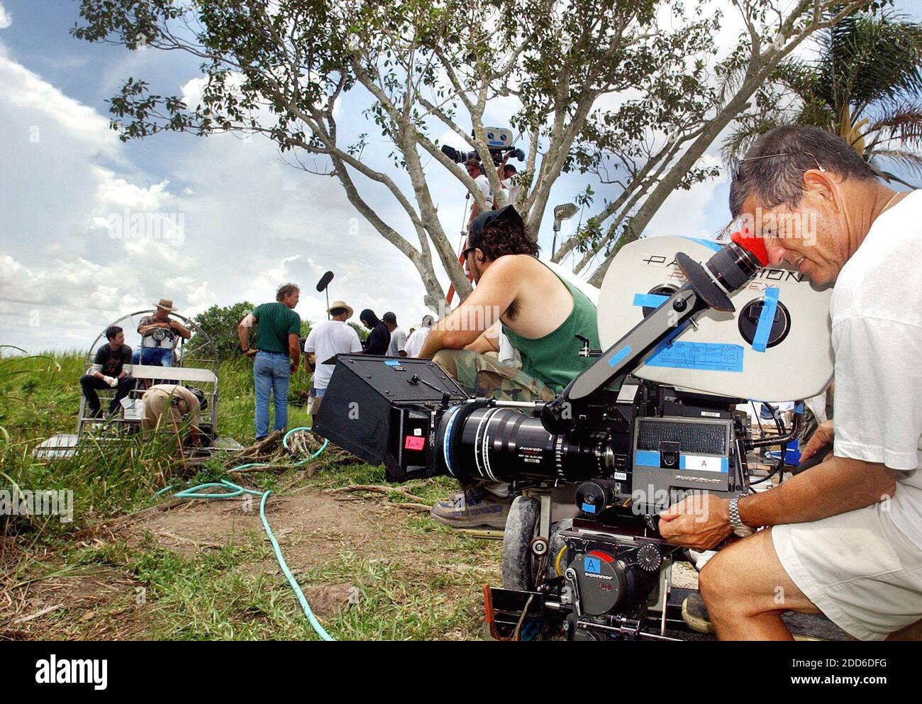 PAS DE FILM, PAS DE VIDÉO, PAS de TV, PAS DE DOCUMENTAIRE - l'opérateur de caméra Michael Genne, à droite, regarde la caméra avant de tourner une scène pour la nouvelle émission télévisée de CBS, CSI: Miami, qui a filmé le premier épisode dans les Everglades. Photo de Taimy Alvarez/South Florida Sun-Sentinel/MCT/ABACAPRESS.COM Banque D'Images PAS DE FILM, PAS DE VIDÉO, PAS de TV, PAS DE DOCUMENTAIRE - l'opérateur de caméra Michael Genne, à droite, regarde la caméra avant de tourner une scène pour la nouvelle émission télévisée de CBS, CSI: Miami, qui a filmé le premier épisode dans les Everglades. Photo de Taimy Alvarez/South Florida Sun-Sentinel/MCT/ABACAPRESS.COM Banque D'Images