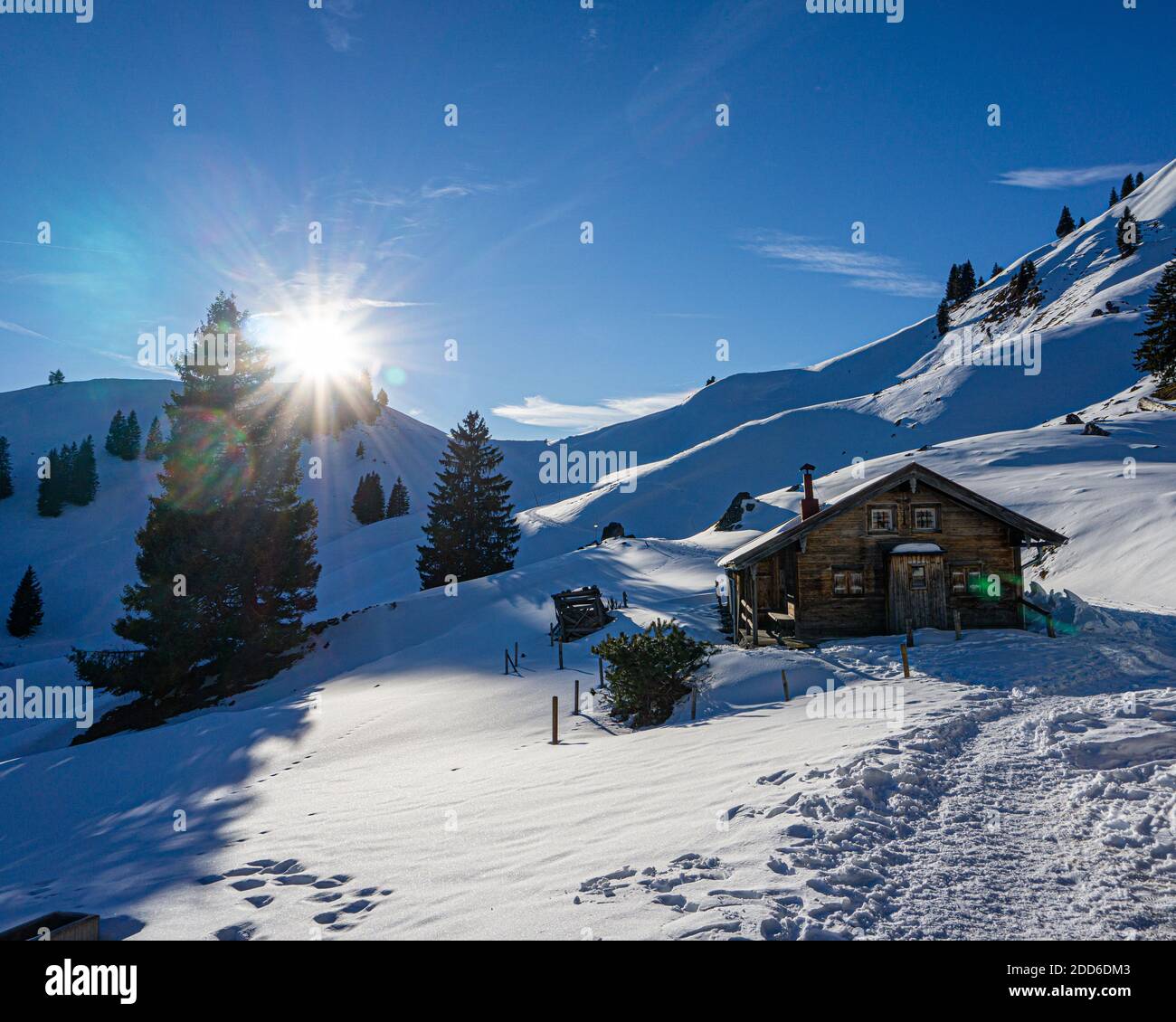 Hutte dans un magnifique paysage d'hiver dans les montagnes Banque D'Images