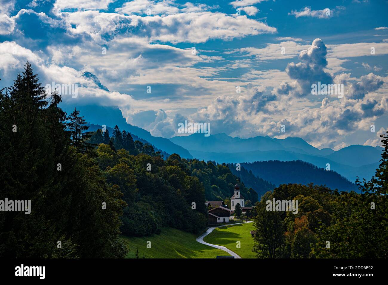 Forêt verte et ciel nuageux dans un paysage de montagne coloré En Europe centrale Banque D'Images