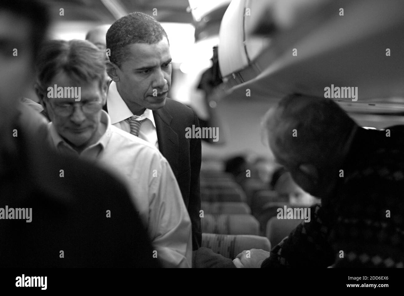 PAS DE FILM, PAS DE VIDÉO, PAS de télévision, PAS DE DOCUMENTAIRE - Barack Obama écoute un passager en attendant de débarquer d'un avion United Airlines à Chicago, Illinois, après le trajet de retour de Washington, D.C. le 18 novembre 2005. Photo de Pete Souza/Chicago Tribune/KRT/ABACAPRESS.COM Banque D'Images