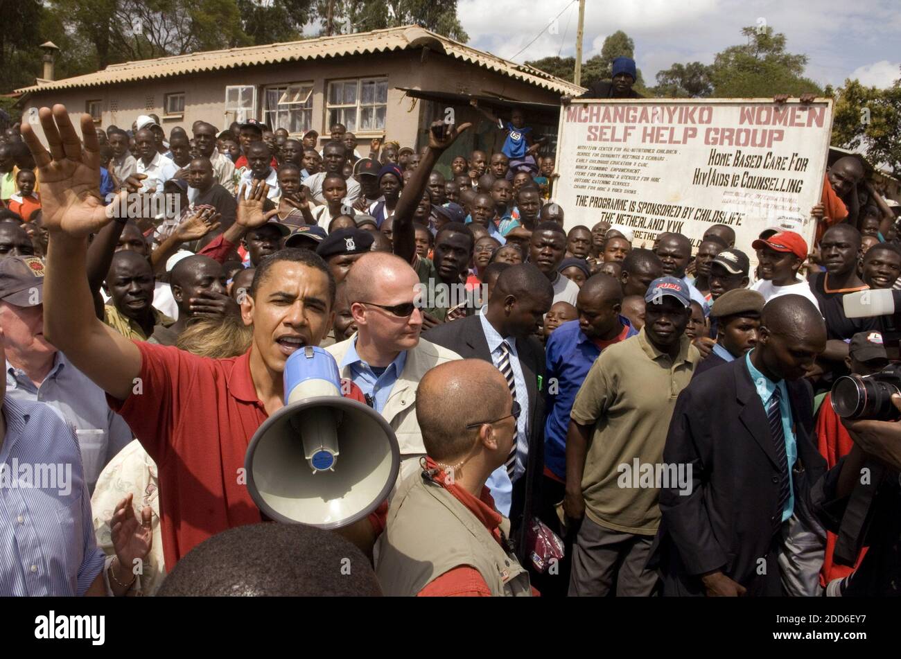 PAS DE FILM, PAS DE VIDÉO, PAS de TV, PAS DE DOCUMENTAIRE - le sénateur américain Barack Obama (D-il) s'adresse à la foule lors d'une visite à Kibera, le plus grand bidonville d'Afrique, dans la ville de Nairobi, Kenya, le 27 août 2006. Photo de Pete Souza/Chicago Tribune/MCT/ABACAPRESS.COM Banque D'Images
