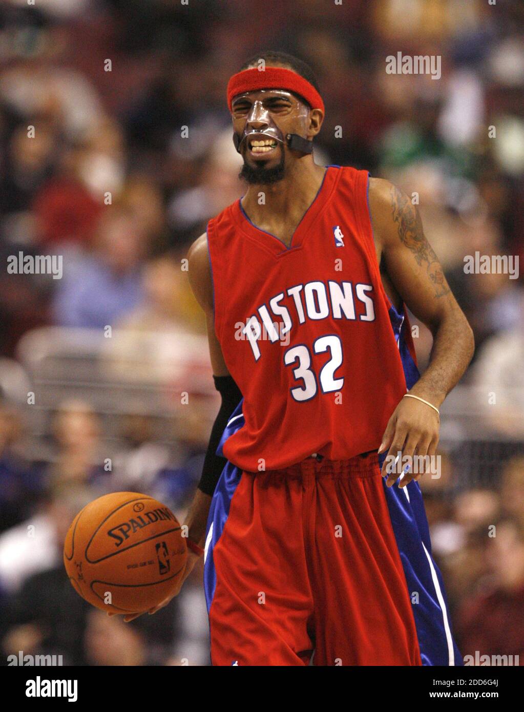 PAS DE FILM, PAS DE VIDÉO, PAS de TV, PAS DE DOCUMENTAIRE - Richard Hamilton de Detroit pistons grimaces après avoir été blessé dans la première moitié de l'action contre les 76ers de Philadelphie au Wachovia Center à Philadelphie, PA, USA le 21 novembre 2006. Les pistons ont battu les Sixers 97-87. Photo de Ron Cortes/Philadelphia Inquirer/MCT/Cameleon/ABACAPRESS.COM Banque D'Images