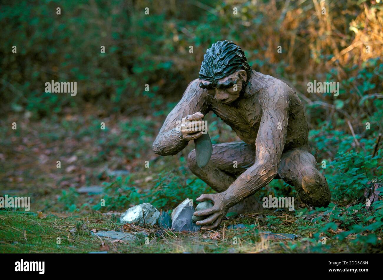 La préhistoire, l'homme préhistorique faisant feu avec des pierres Photo  Stock - Alamy