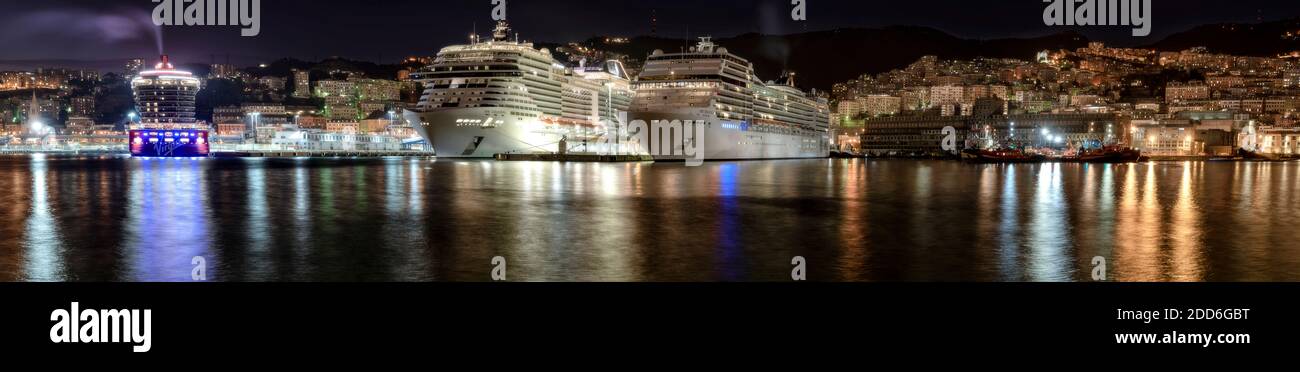 Le port de Gênes est illuminée la nuit Banque D'Images