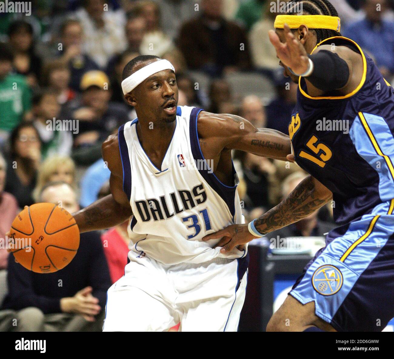 PAS DE FILM, PAS DE VIDÉO, PAS de TV, PAS DE DOCUMENTAIRE - Jason Terry des Dallas Mavericks (à gauche) lutte contre Carmelo Anthony des Denver Nuggets (à droite) dans la première moitié. Les Mavericks ont battu les Nuggets, 105-90, au American Airlines Center de Dallas, Texas, États-Unis le 9 décembre 2006. Photo de Ron Jenkins/fort Worth Star-Telegram/MCT/Cameleon/ABACAPRESS.COM Banque D'Images
