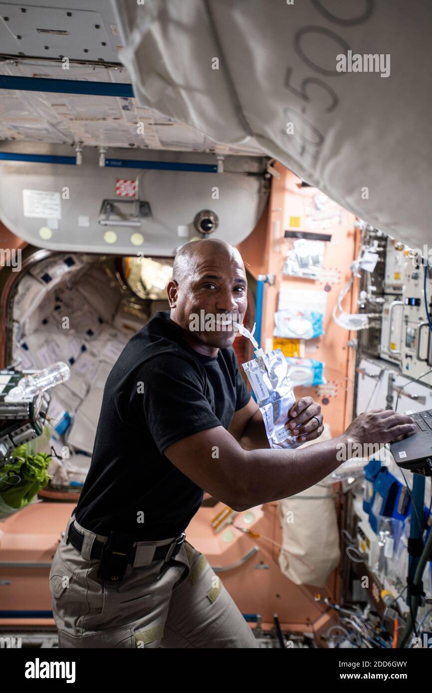 Le pilote SpaceX Crew-1 et l'ingénieur de vol de l'expédition 64, Victor Glover, de la NASA, photographié ici le 20 novembre 2020, se sime sur un sac d'eau tout en se familiarisant avec les systèmes et les procédures au cours de sa première semaine à bord de la Station spatiale internationale. NASA/UPI Banque D'Images