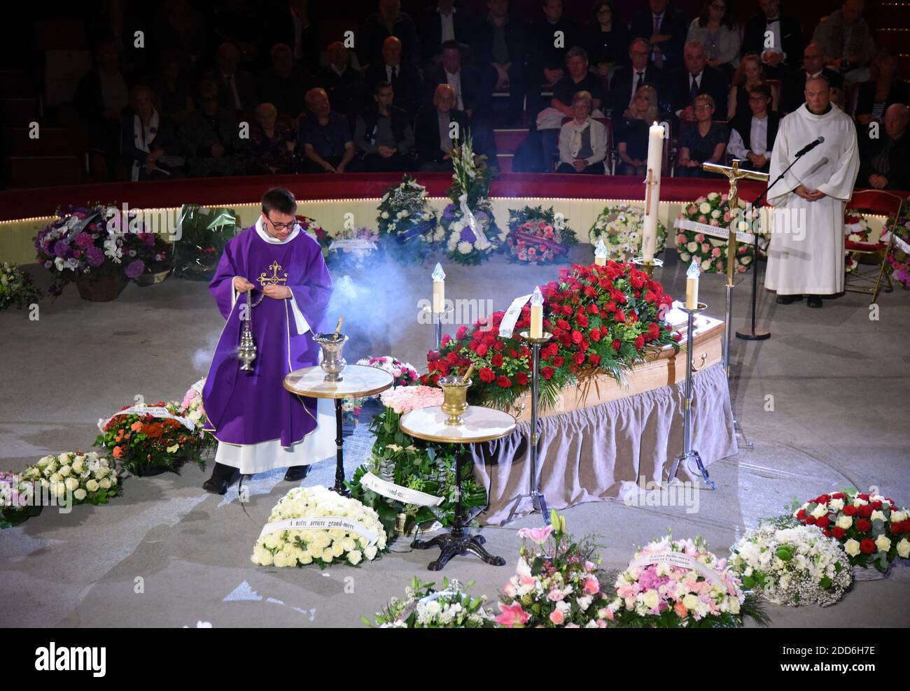 L'ancien prêtre loyal et actuel, M. Sergio Drouard, célèbre un service commémoratif au Cirque d'hiver pour rendre hommage à la célèbre interprète de cirque française Rosa Bouglione, le 29 août 2018, à Paris. Rosa Bouglione, la matriarche vedette et célébrité de la légendaire famille de cirque Bouglione en France, est décédée à l'âge de 107 ans, le 26 août 2018. Photo d'Alain Apaydin/ABACAPRESS.COM Banque D'Images