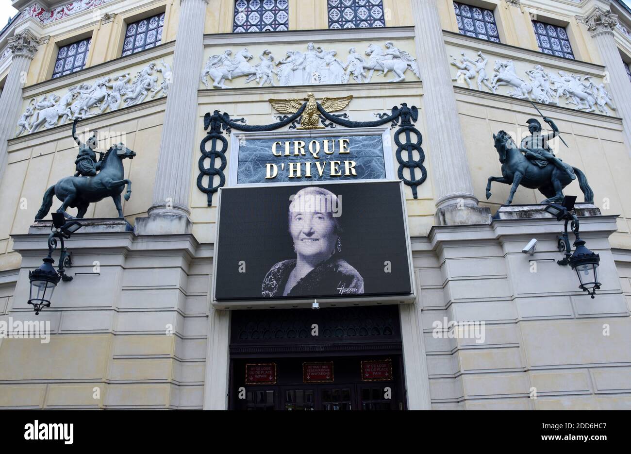 Les gens se réunissent devant l'entrée du Cirque d'hiver, où se trouve une photo de Rosa Bouglione, l'interprète du cirque français, à Paris, le 29 août 2018, en prévision d'un service commémoratif. Rosa Bouglione, la matriarche vedette et célébrité de la légendaire famille de cirque Bouglione en France, est décédée à l'âge de 107 ans, le 26 août 2018. Photo d'Alain Apaydin/ABACAPRESS.COM Banque D'Images