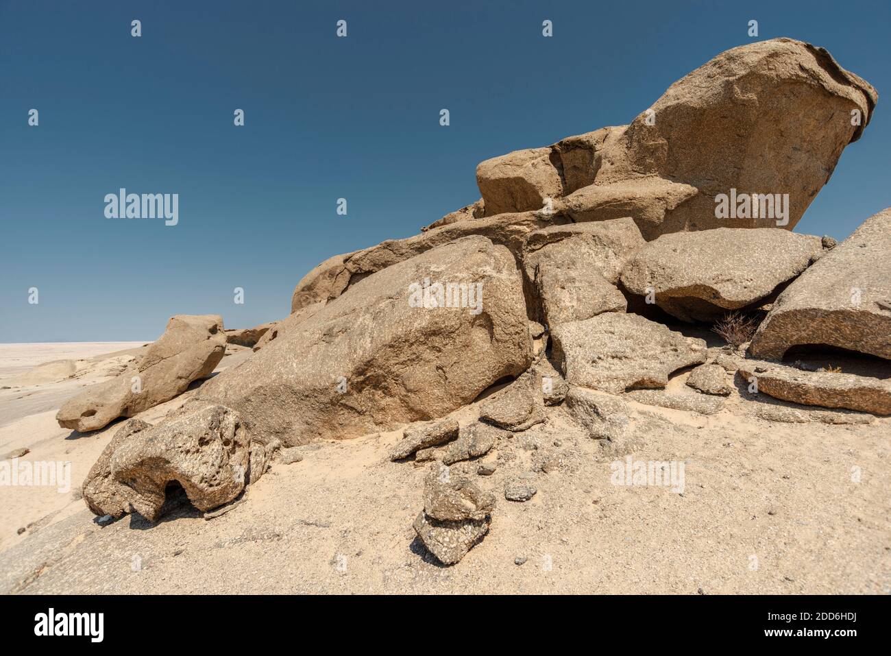 Des roches anciennes du désert ont été altérées par temps chaud en Namibie Banque D'Images