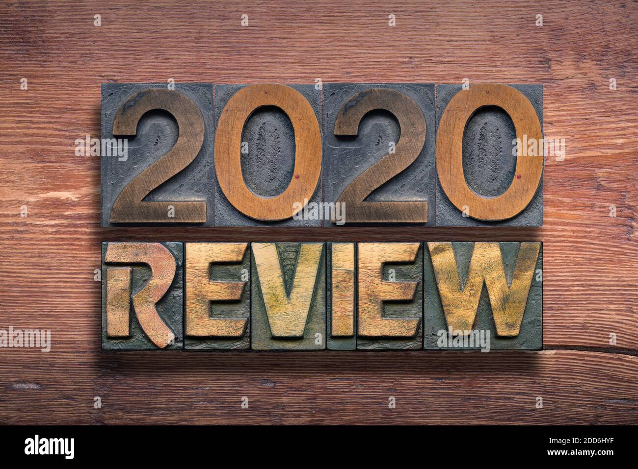 revue 2020 combiné d'une typographie vintage sur une surface en bois verni Banque D'Images