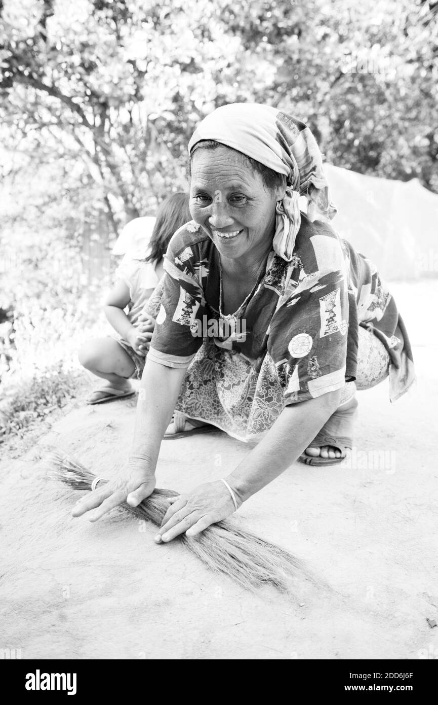 Noir et blanc photo d'une femme thaïe main Making Brooms, Chiang Rai, Thaïlande, Asie du Sud-est Banque D'Images