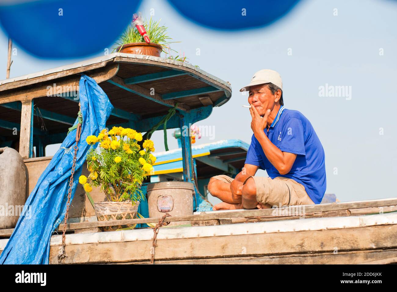 Propriétaire du bateau prenant une pause au marché flottant CAN Tho, Delta du Mékong, Vietnam, Asie du Sud-est Banque D'Images