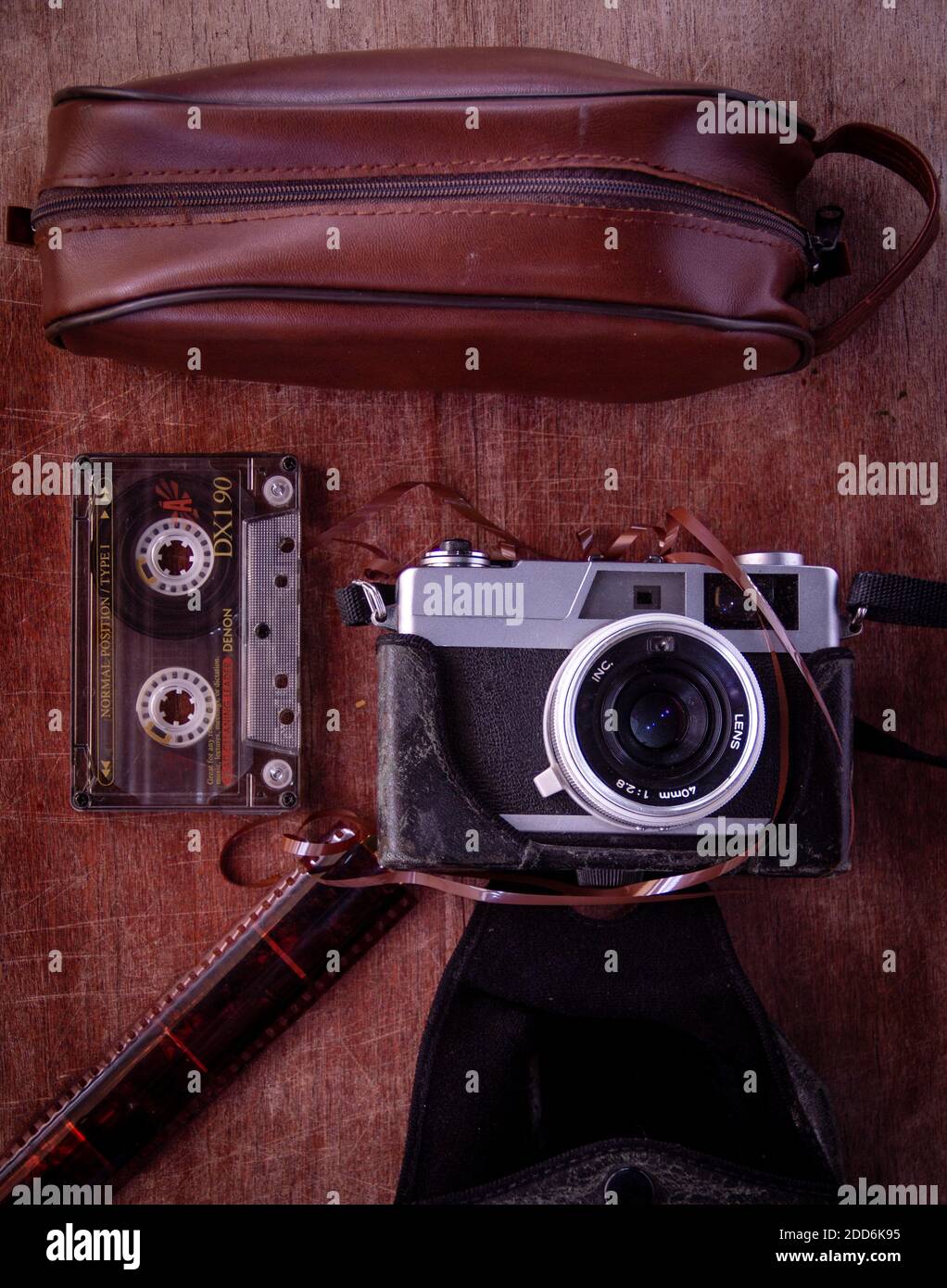 housse en cuir pour homme cassette ancienne housse plate pour appareil photo vintage Banque D'Images