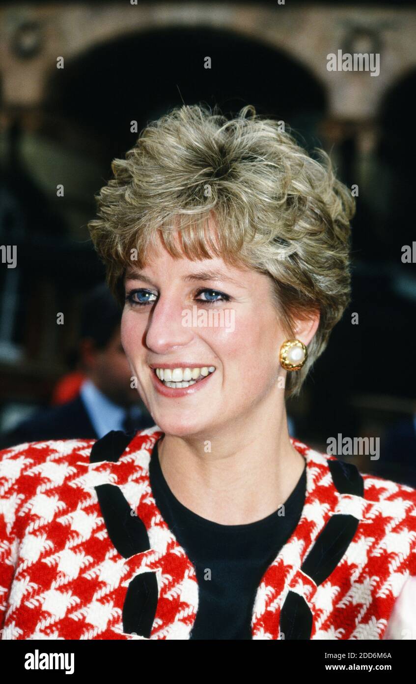 Princesse Diana. Le port d'un costume de Moschino a visité l'hôpital national de neurologie et de neurochirurgie pour poser la pierre de fondation de la nouvelle aile. Londres. ROYAUME-UNI 26.03.1992 Banque D'Images