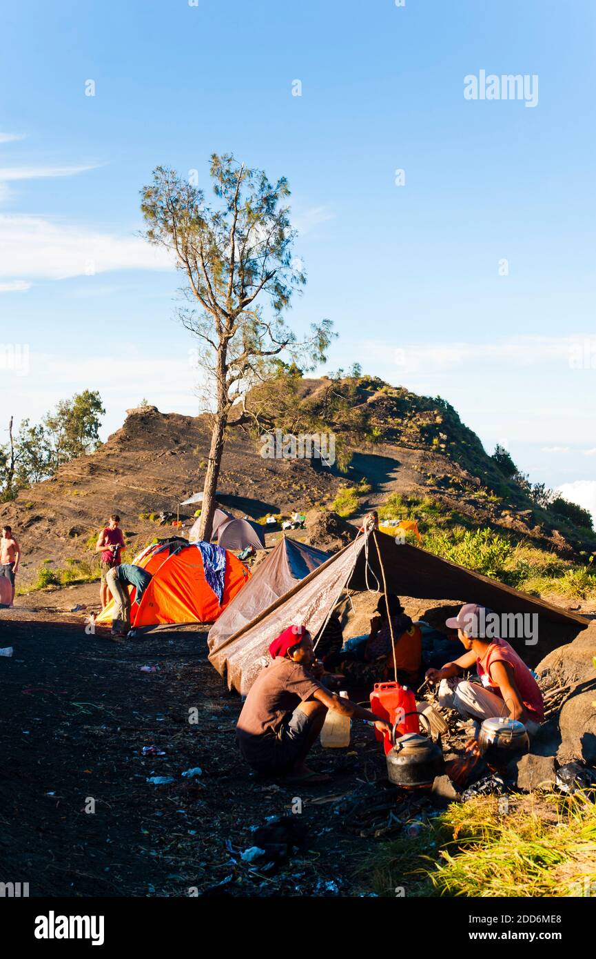 Guides touristiques et portiers dîner de cuisine sur le Mont Rinjani Trek de trois jours, Lombok, Indonésie, Asie Banque D'Images