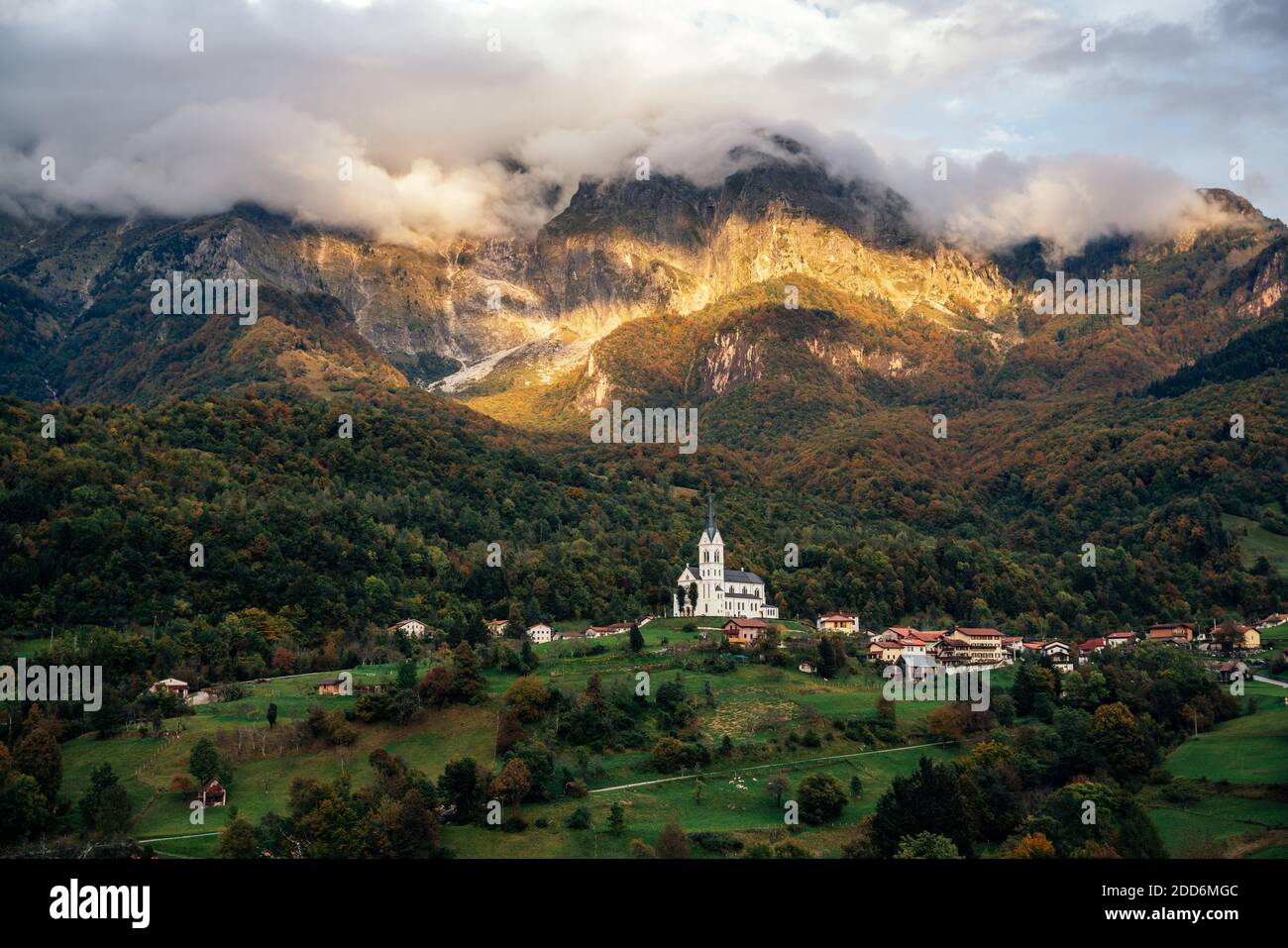 Dreznica, Slovaquie. 05e octobre 2020. L'église du Sacré-cœur sur le petit plateau sous le mont Krn à Dreznica, Slovevia. Banque D'Images