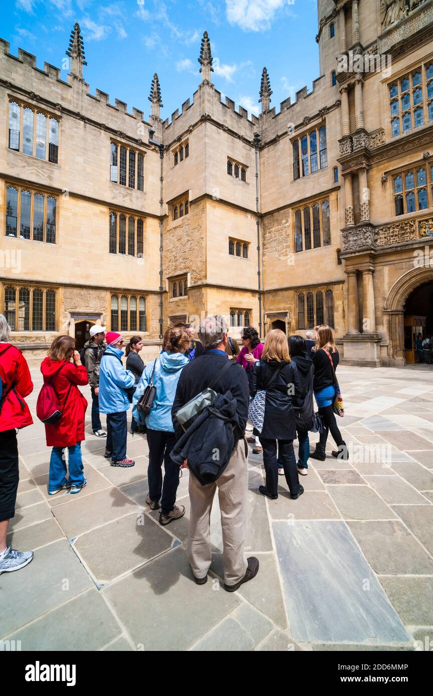 Touristes à la bibliothèque Bodelian, Oxford, Oxfordshire, Angleterre, Royaume-Uni, Europe Banque D'Images