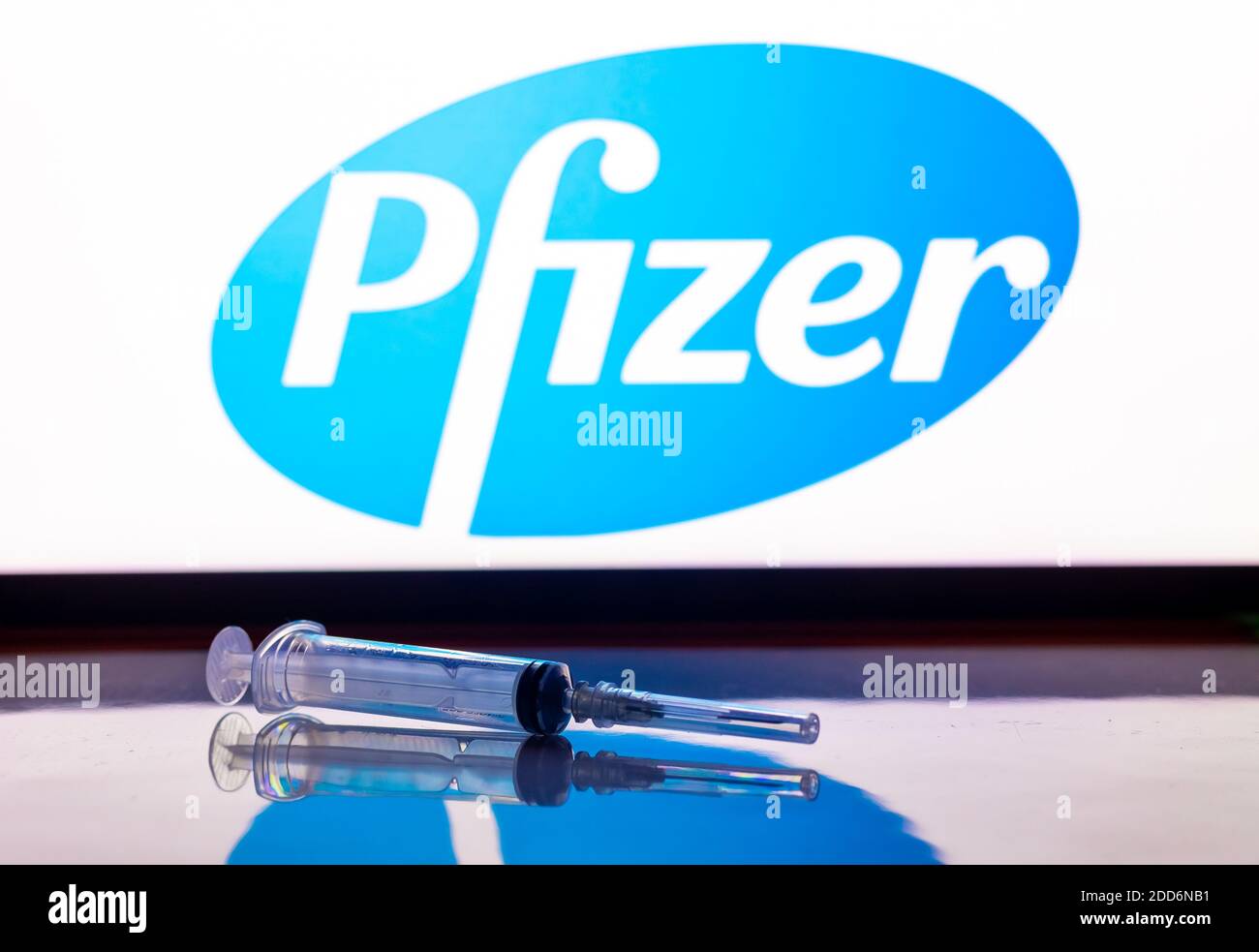 Katmandou, Népal - novembre 24 2020: Injection de seringue devant le logo de Pfizer. Pfizer et BioNTechVaccine ont montré une efficacité de 94% par rapport à COVID-19 Banque D'Images