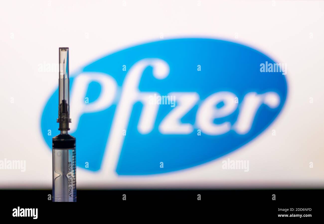 Katmandou, Népal - novembre 24 2020: Injection de seringue devant le logo de Pfizer. Pfizer et BioNTechVaccine ont montré une efficacité de 94% par rapport à COVID-19 Banque D'Images