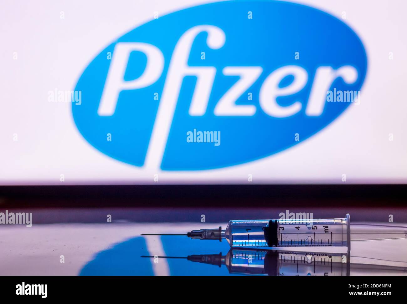Katmandou, Népal - novembre 24 2020: Injection de seringue devant le logo de Pfizer. Pfizer et BioNTechVaccine ont montré une efficacité de 94% par rapport à COVID-19 Banque D'Images