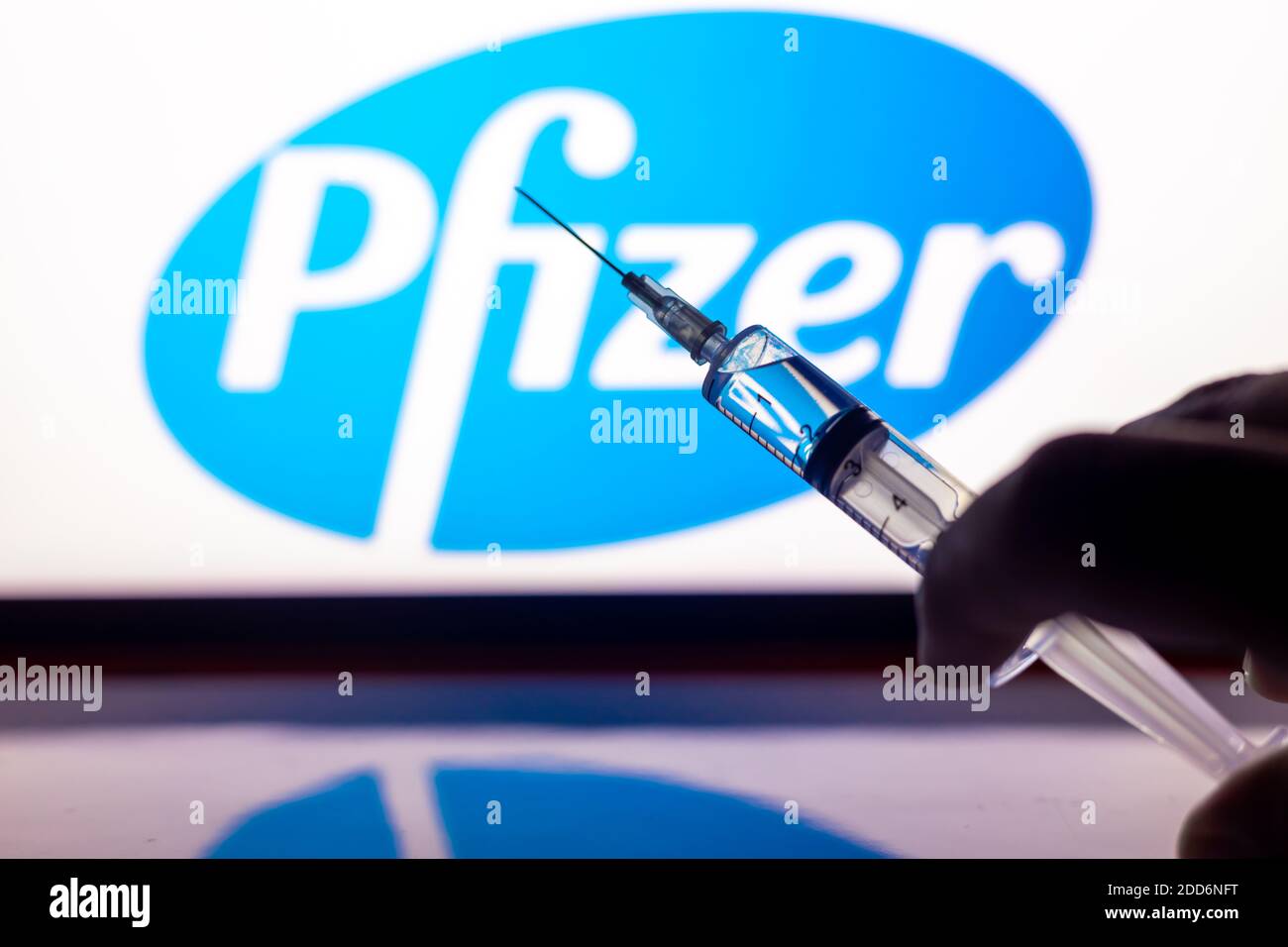 Katmandou, Népal - novembre 24 2020: Injection de seringue devant le logo de Pfizer. Pfizer et BioNTechVaccine ont montré une efficacité de 94% par rapport à COVID-19 Banque D'Images