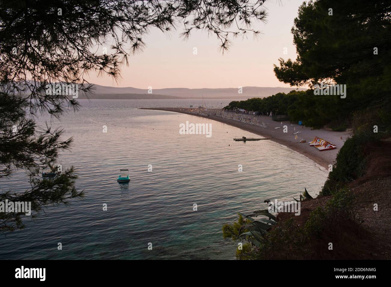 Photo de la plage de Zlatni Rat au coucher du soleil, bol, île de Brac, côte dalmate, Croatie, Europe Banque D'Images