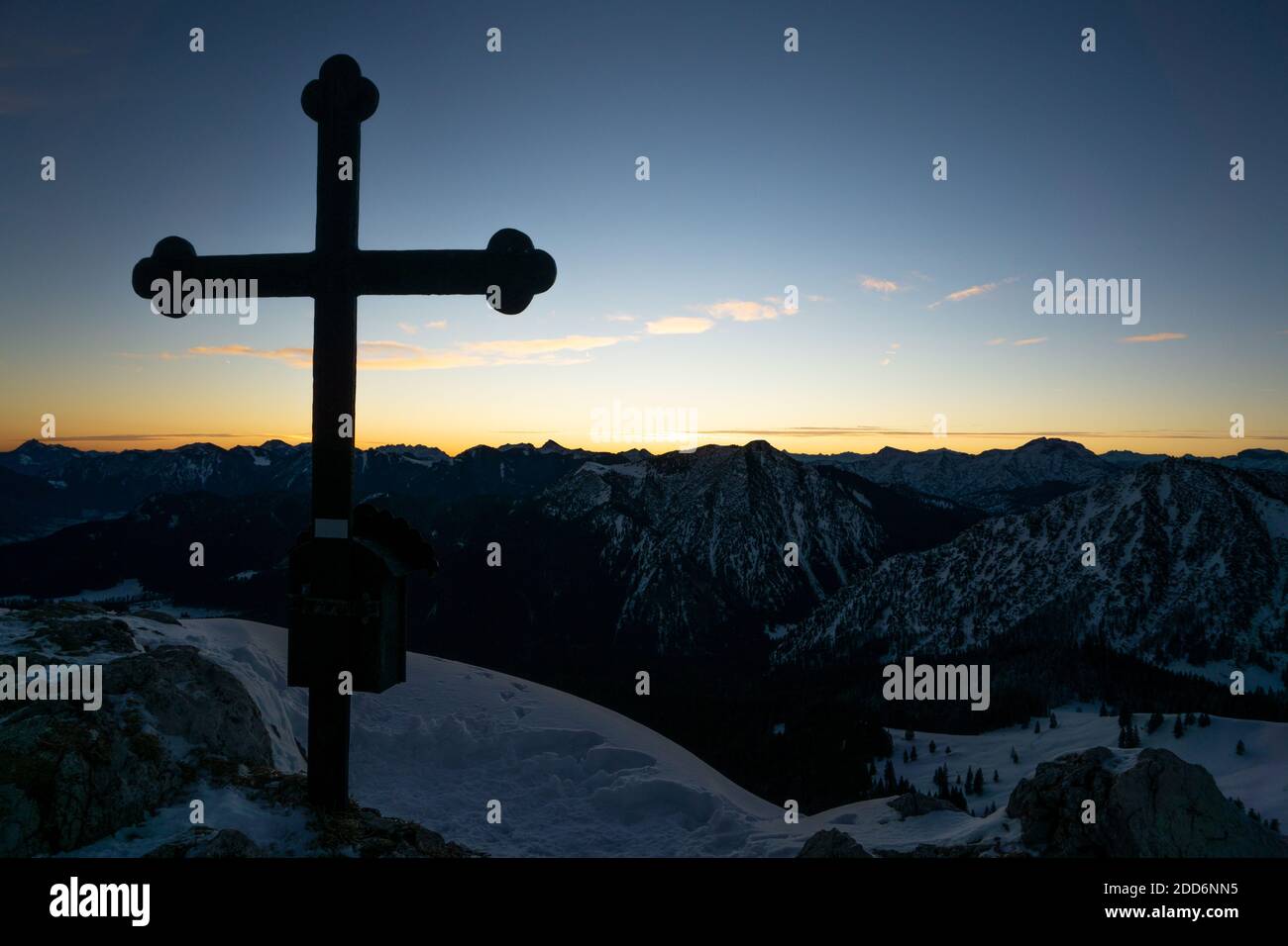 Mointain Cross sur le mont Fockenstein à Sunrise Banque D'Images