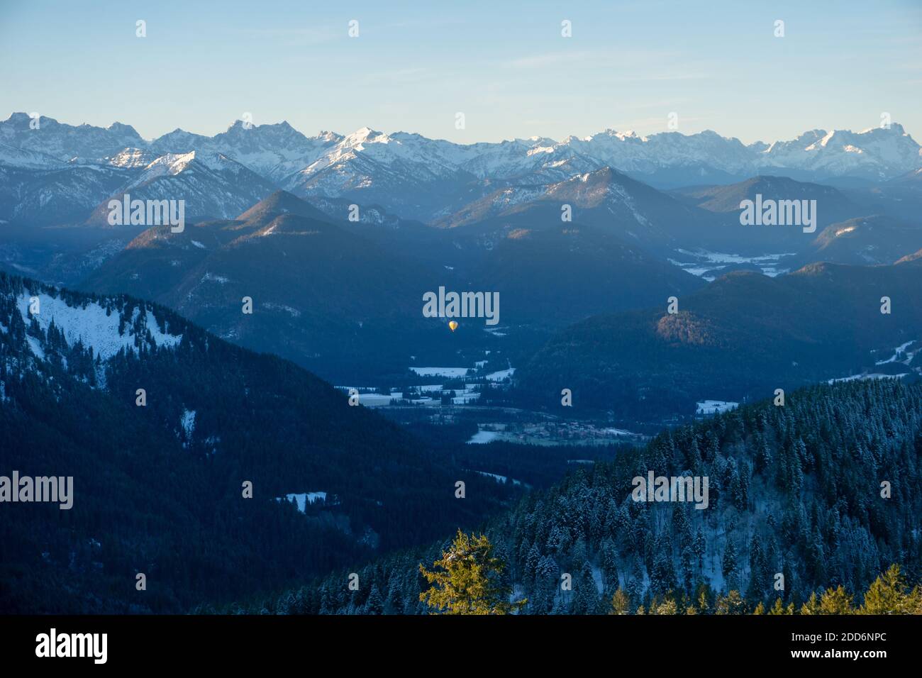 Vue sur le lac Tegernsee au lever du soleil Banque D'Images