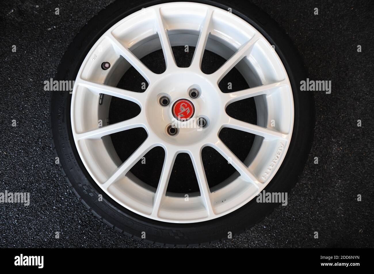 Bucarest, Roumanie - 20 avril 2010 : détails avec le logo Abarth sur une roue de voiture à l'intérieur d'un atelier. Banque D'Images