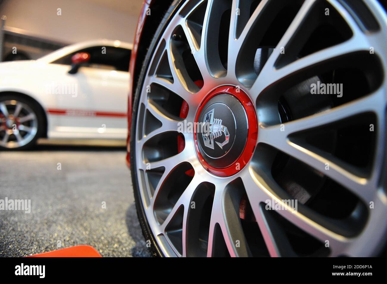 Bucarest, Roumanie - 20 avril 2010 : détails avec le logo Abarth sur une roue de voiture à l'intérieur d'un atelier. Banque D'Images