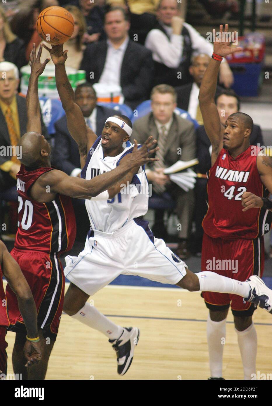 PAS DE FILM, PAS DE VIDÉO, PAS de TV, PAS DE DOCUMENTAIRE - Jason Terry de Dallas Mavericks conduit entre Gary Payton de Miami Heat (à gauche) et James Posey (à droite) dans la première moitié au American Airlines Center à Dallas, Texas, États-Unis, le 22 février 2007. Photo de Ron Jenkins/fort Worth Star-Telegram/MCT/Cameleon/ABACAPRESS.COM Banque D'Images