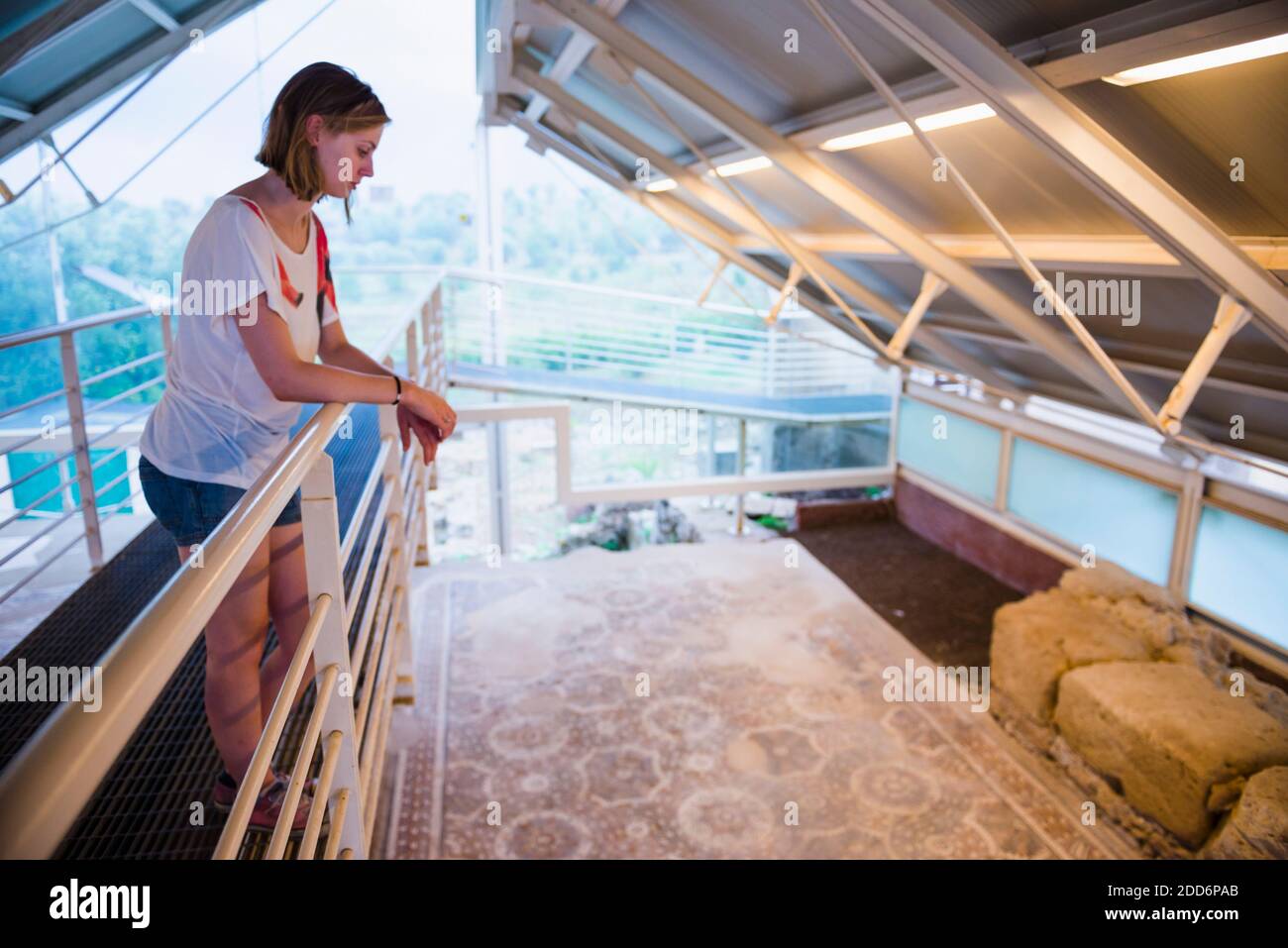 Touriste regardant les mosaïques à la Villa Romana del Tellaro près de Noto dans le sud-est de la Sicile, Italie, Europe Banque D'Images
